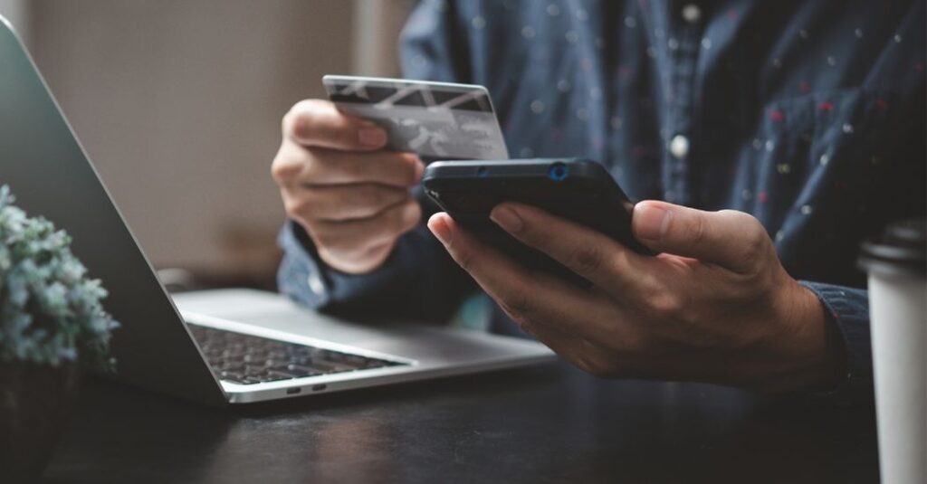 Como usar apps de carteira digital para organizar seu orçamento